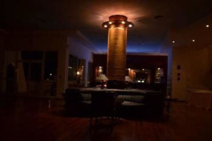 Lounge 22 of 54