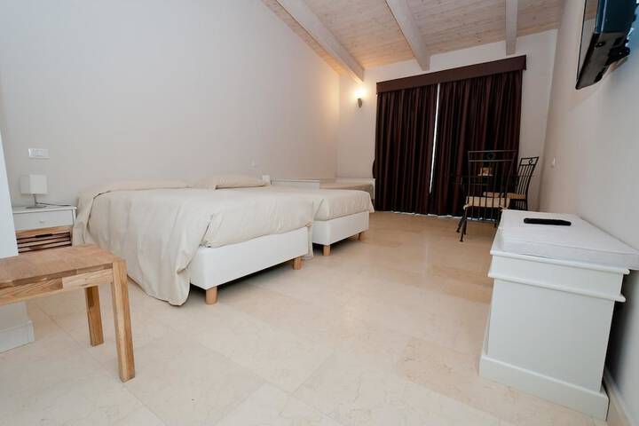 Room 7 of 12