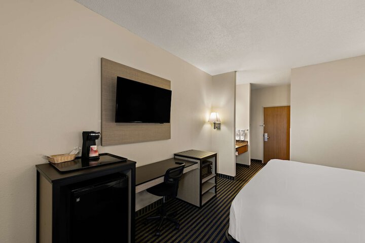 1 King Bed (3 of 6)