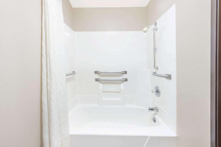 1 Queen Bed (2 of 10)