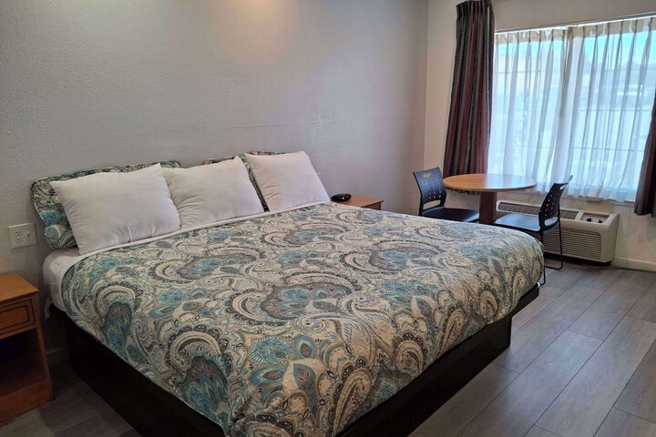 1 King Bed (8 of 8)