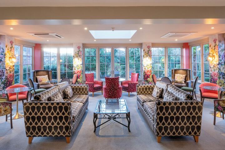 Lounge 142 of 147