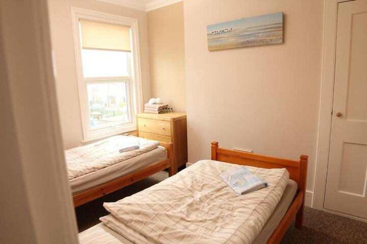 Room 5 of 12