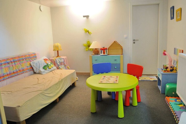 Room 4 of 12
