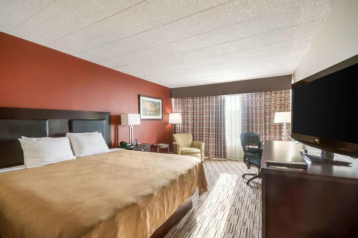 1 King Bed (4 of 6)