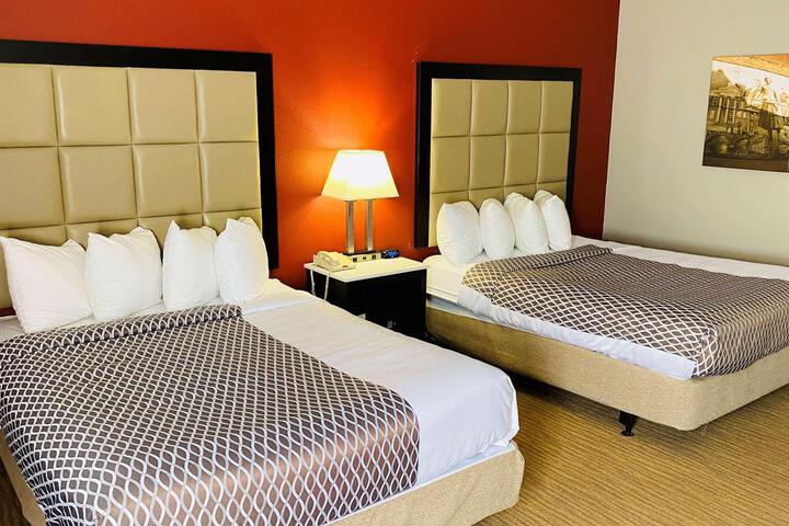 1 Queen Bed Pet Friendly Room Work Desk Sofa Microwave and Refrigerator WiFi Full Breakfast (24 of 31)