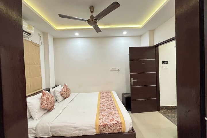 Room 6 of 32
