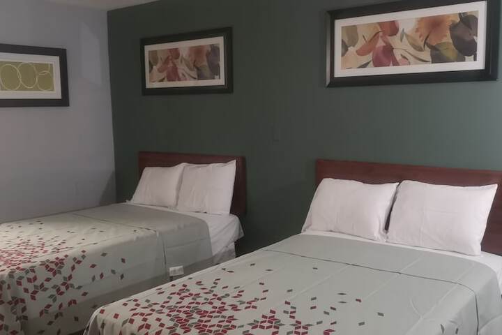 1 Queen Bed (4 of 4)