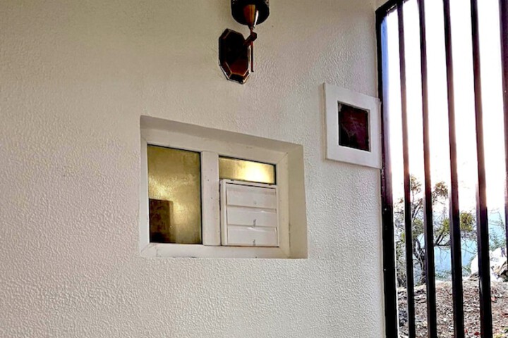 Room 4 of 10