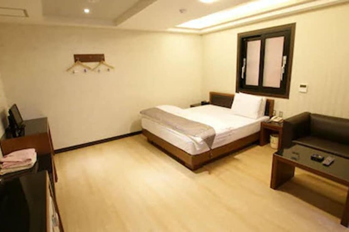 Room 9 of 29