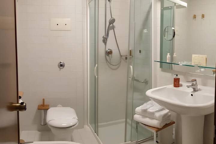 Room 5 of 8