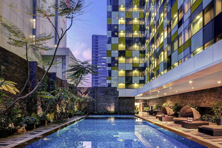 Hotel with Pool