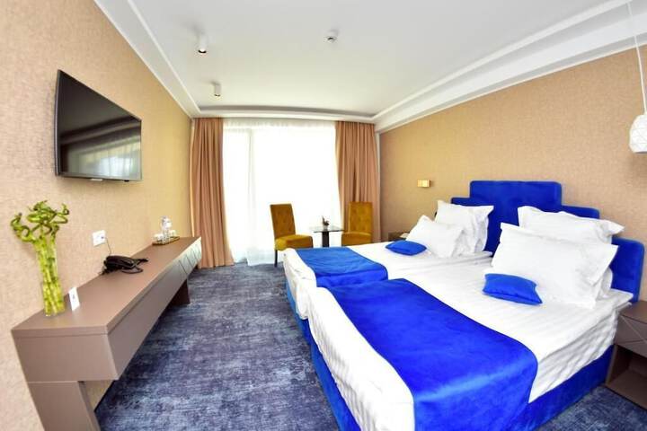 Room 6 of 42