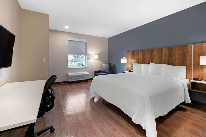 Studio King Bed (4 of 5)