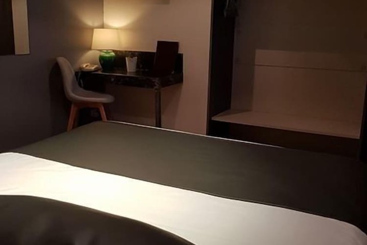 Room 4 of 17
