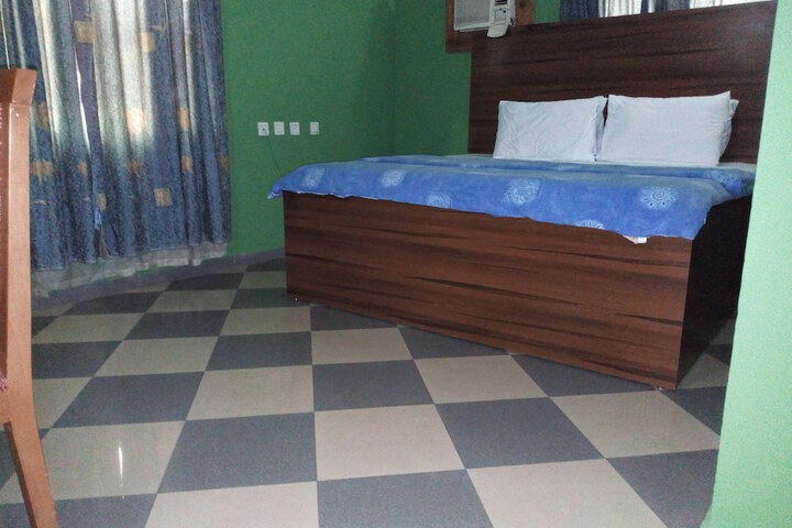 Room 8 of 34