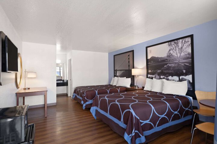 2 Queen Beds (9 of 14)