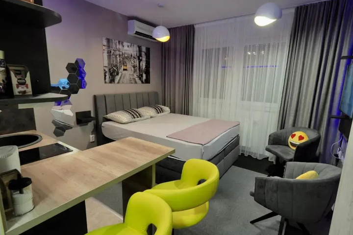 Room 9 of 11