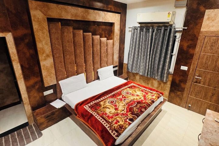 Room 4 of 6