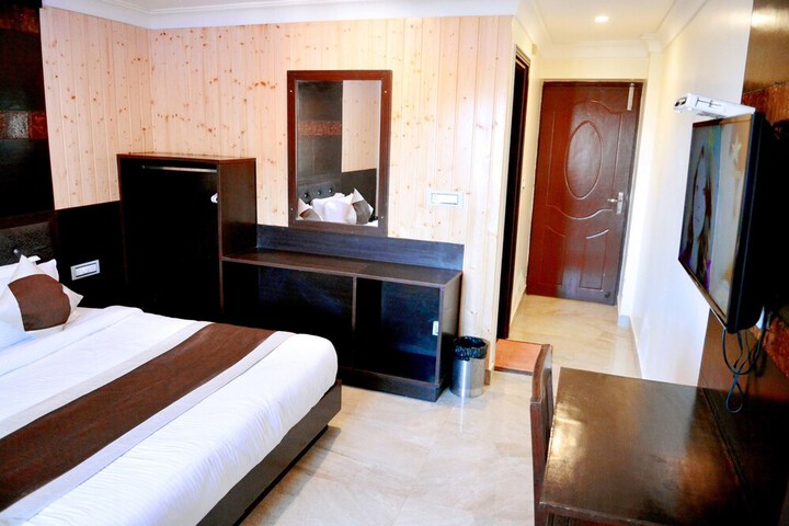 Room 7 of 16