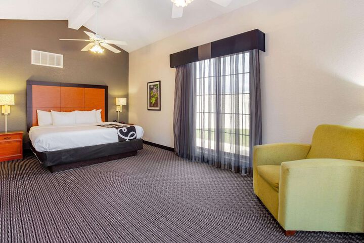 1 King Bed (12 of 15)