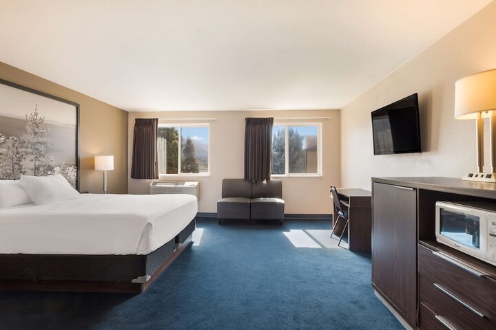 1 King Bed Suite (1 of 10)