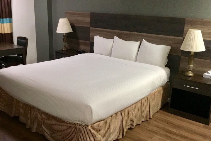 Business King Bed (11 of 14)