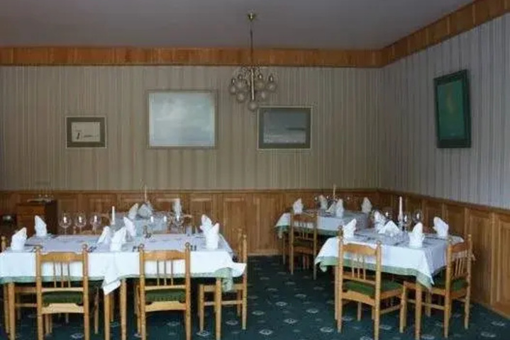 Dining 16 of 19