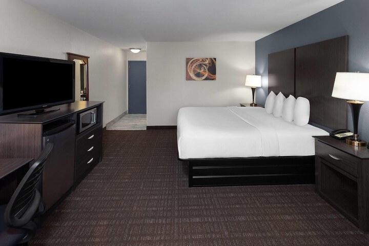 Room 8 of 33