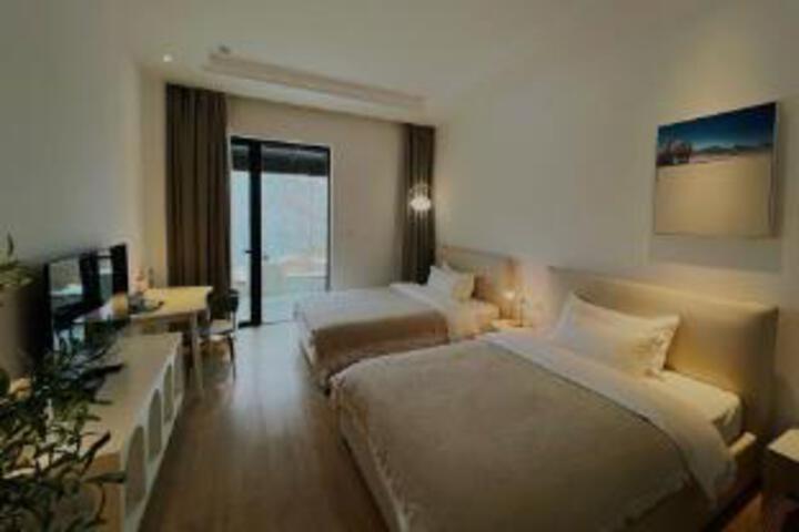 Room 7 of 9