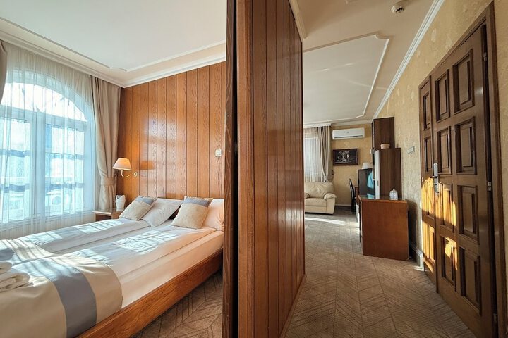 Room 32 of 83