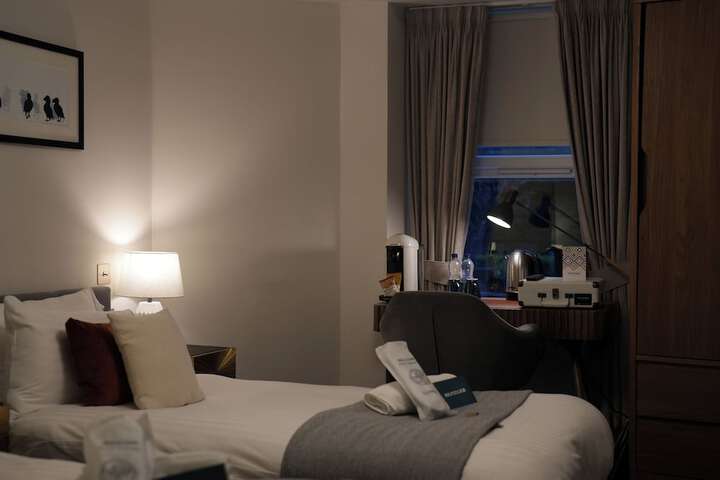 Room 28 of 43