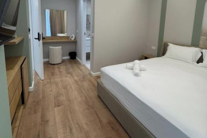 Room 6 of 33