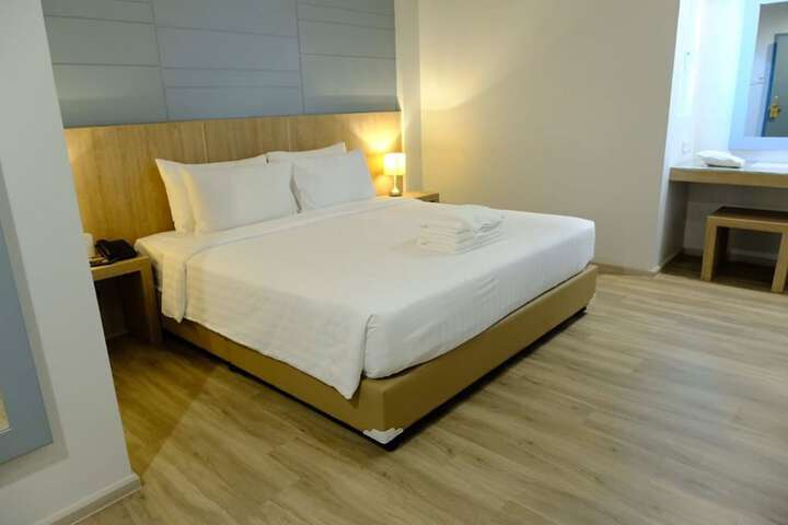 Room 4 of 18