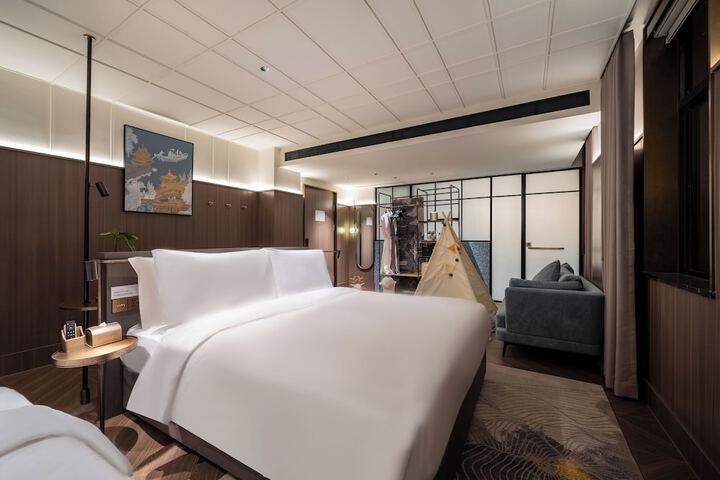 Room 44 of 141