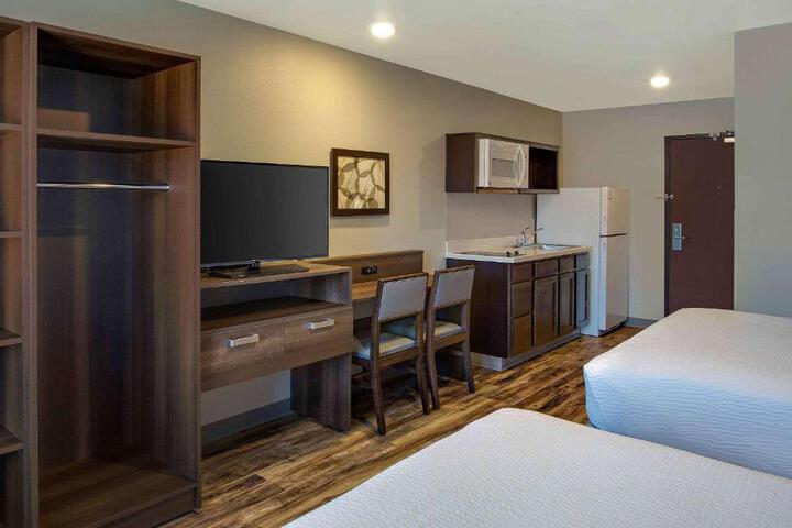 Queen Bed Kitchen Accessible (9 of 12)