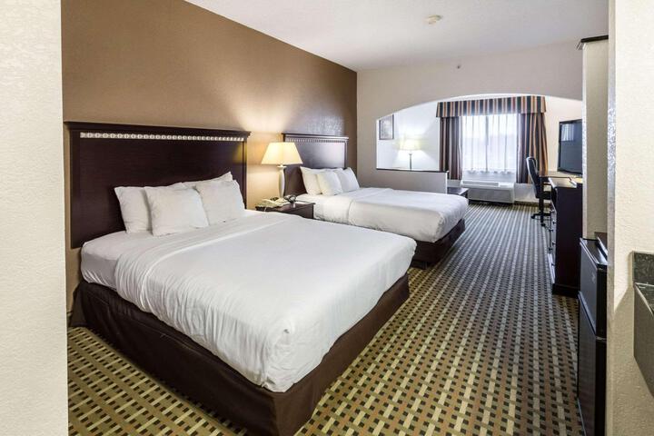 1 Queen Bed Accessible (14 of 19)