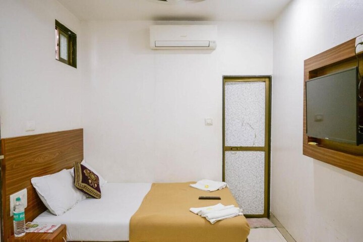 Room 4 of 13