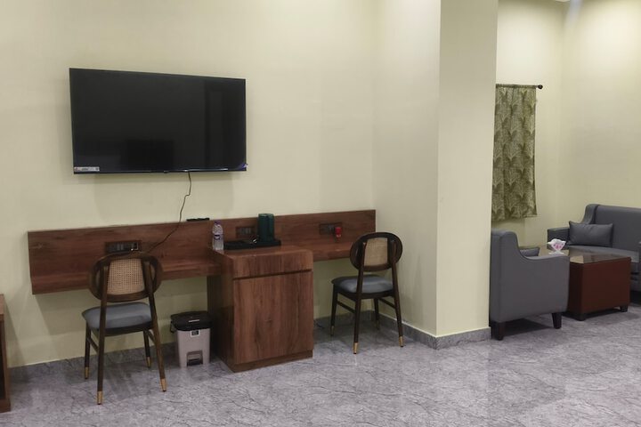 Room 8 of 13
