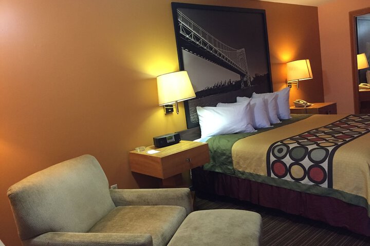 Room 8 of 33
