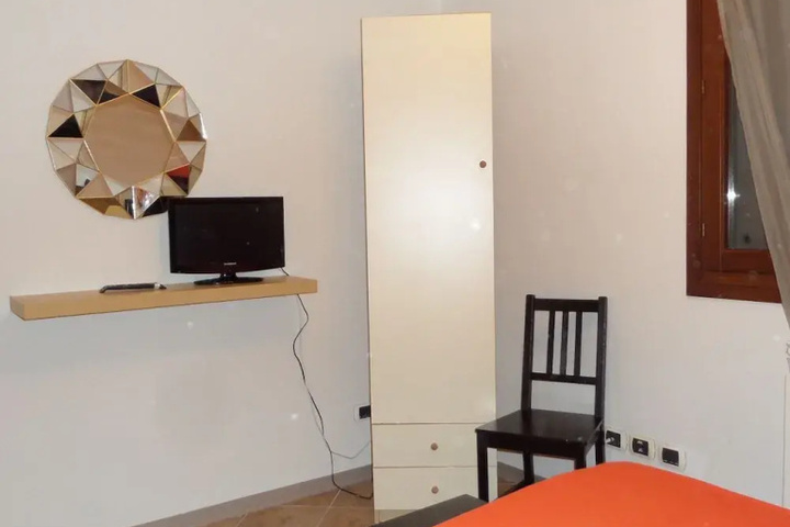Room 4 of 16