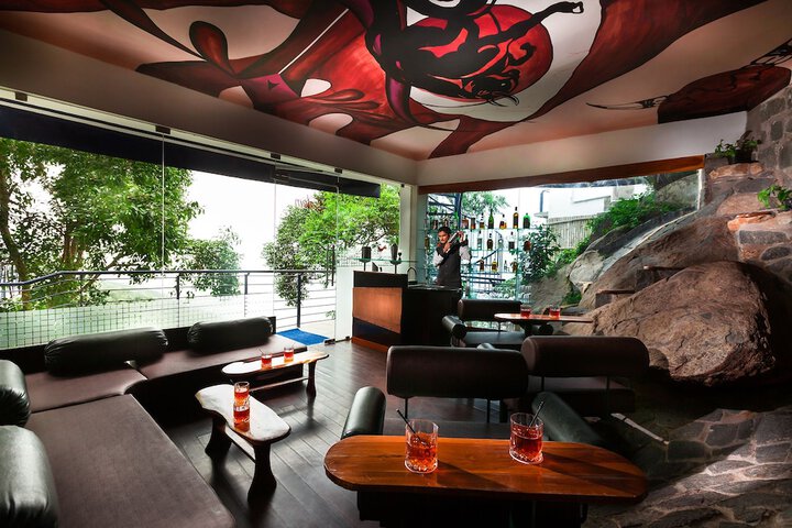 Lounge 38 of 51