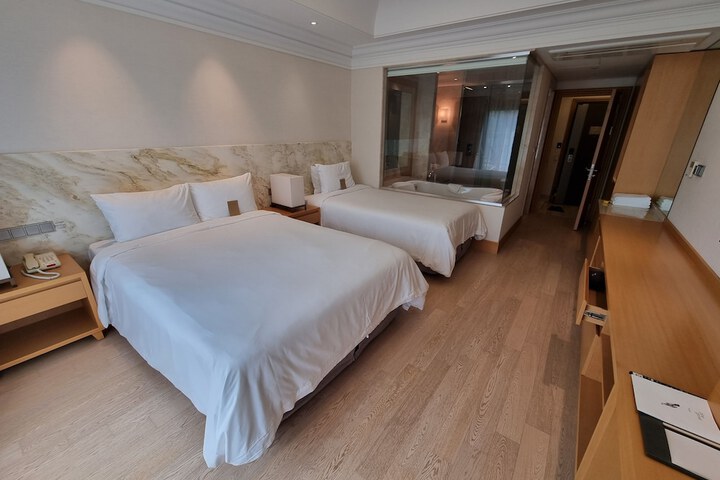Room 8 of 100