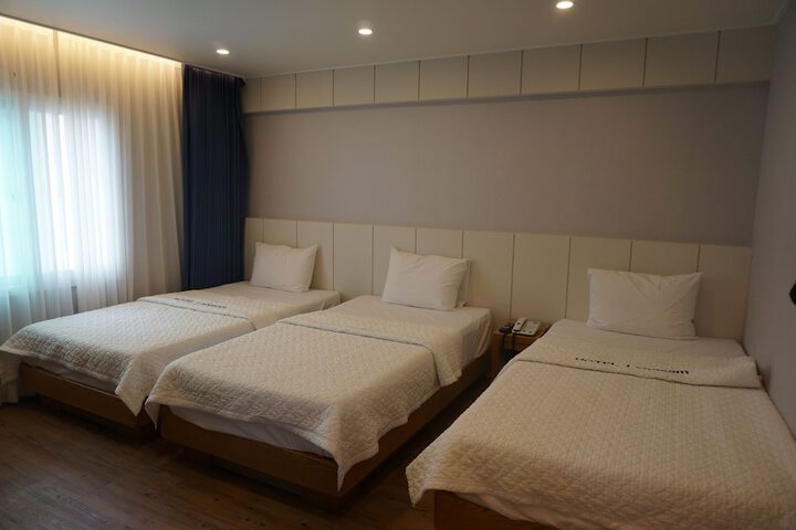 Room 5 of 9