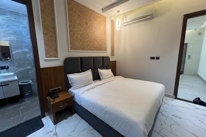 Room 11 of 22