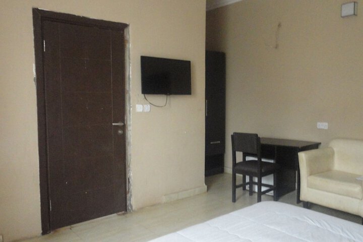 Room 11 of 13