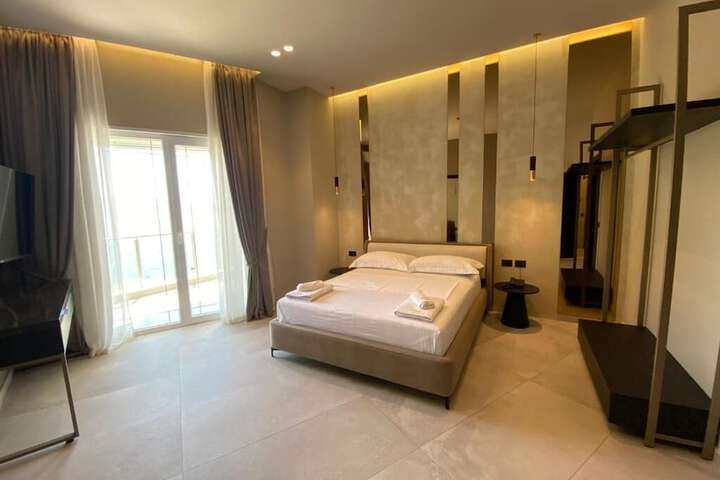 Room 2 of 62