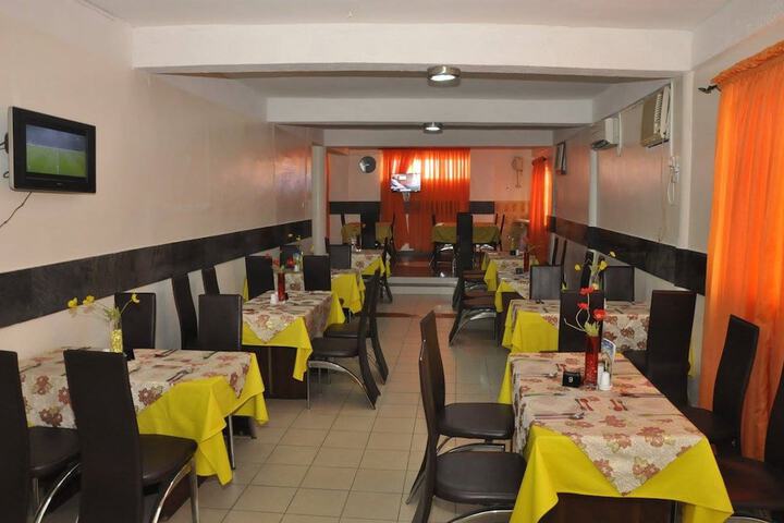 Dining 18 of 20