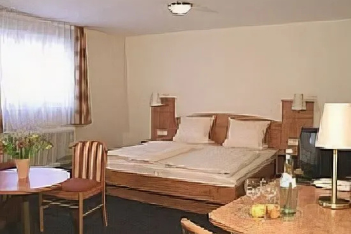 Room 4 of 12