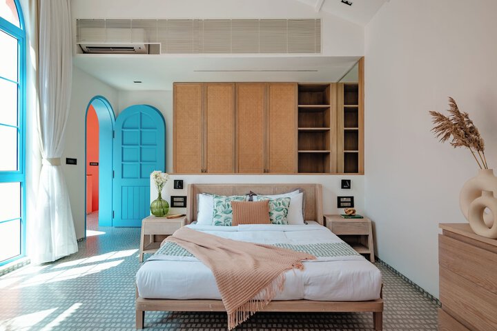 Room 4 of 9